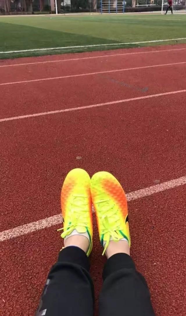 足球运动员喜欢的女孩,喜欢足球的女孩