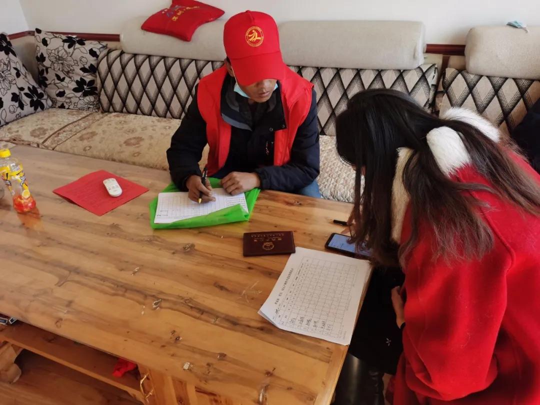 【疫情防控临潭在行动】术布乡：“小红帽”显青年担当“红马甲”聚青春力量