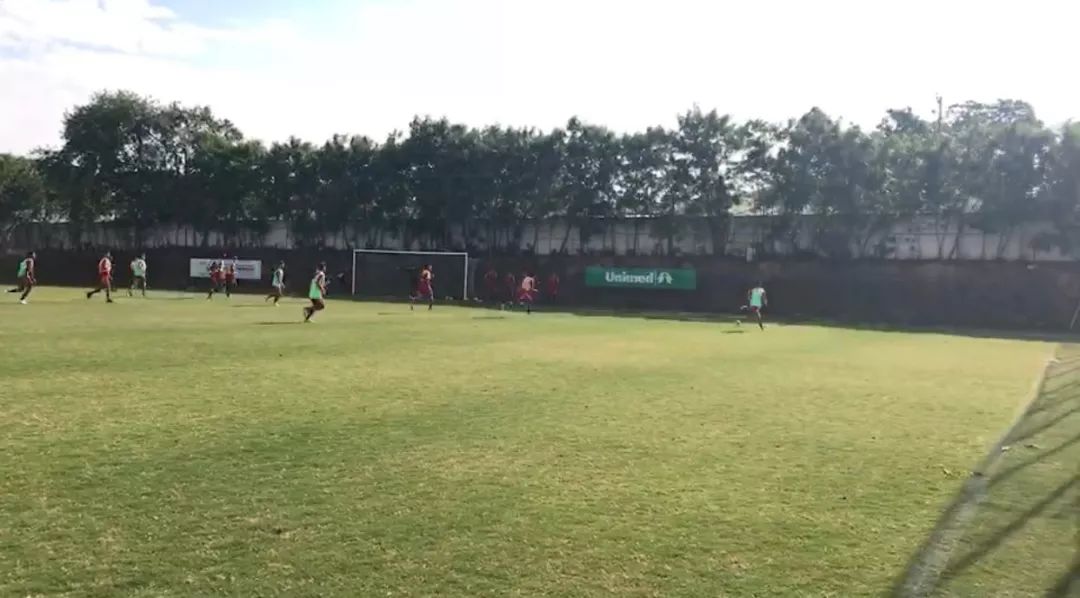 在巴西踢足球的中国小帅哥,巴西贫民窟足球少年