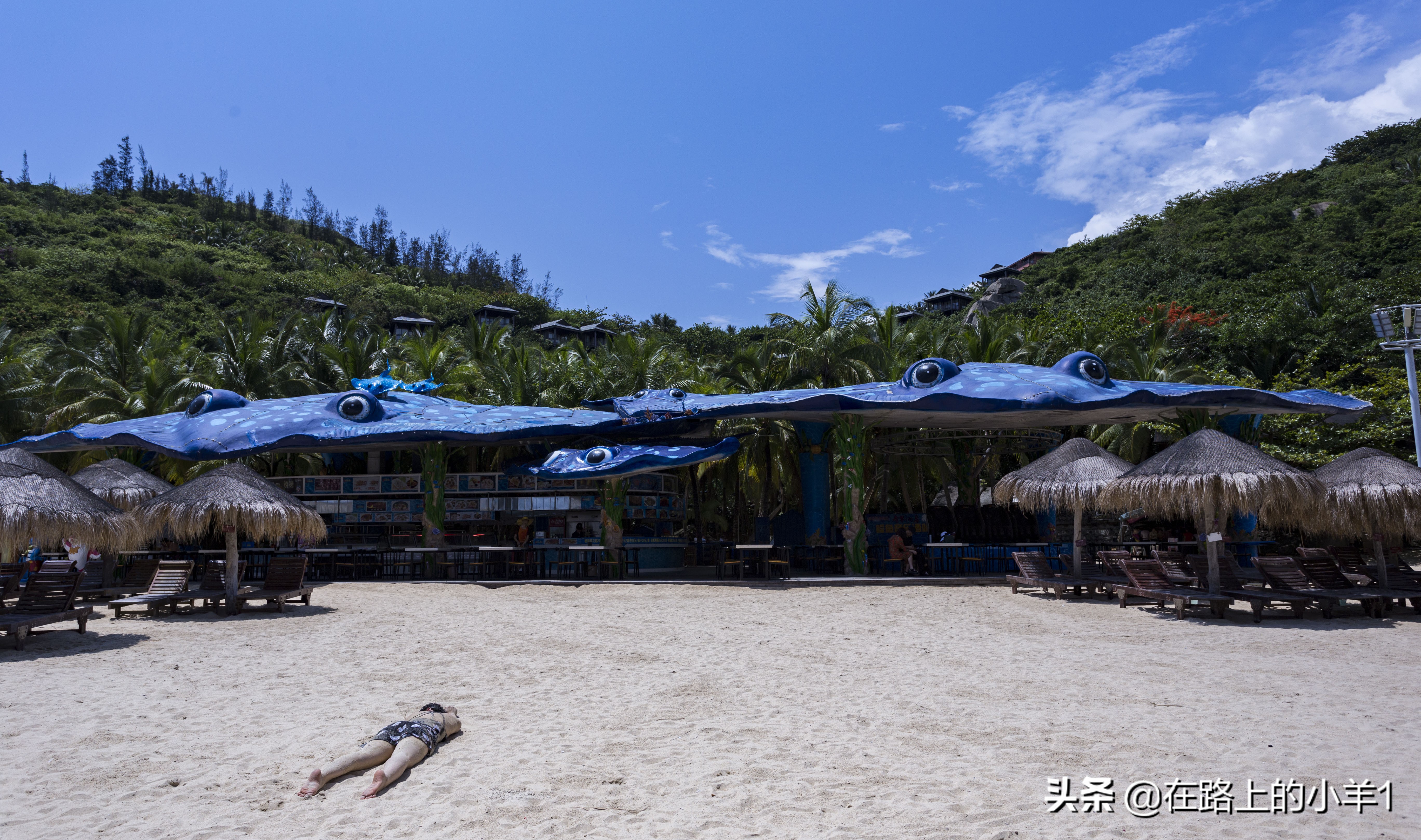 此地距离三亚仅23分钟车程，游客稀少环境清幽，真正的度假胜地