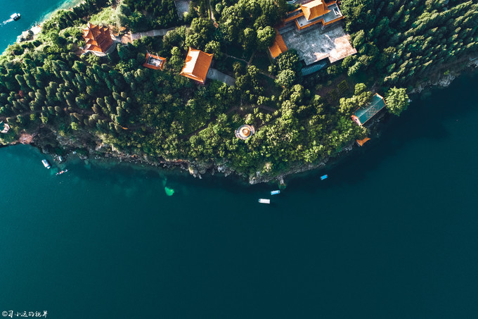 在高山湖泊边拍摄的风景照片湖底,绝美天池风光摄影照片
