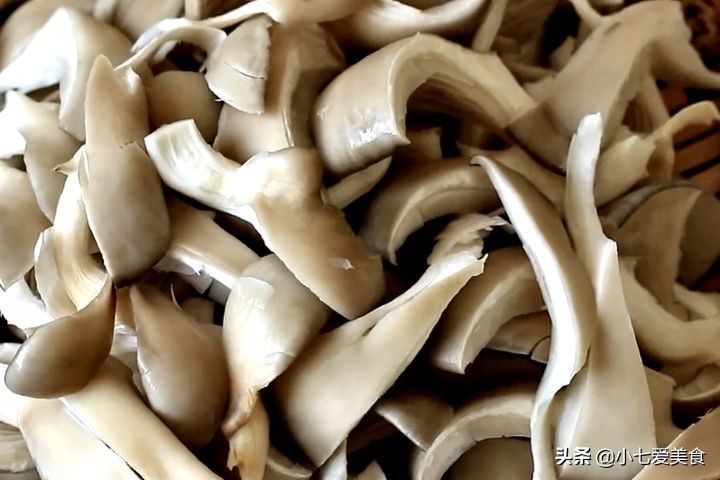 肘子炖蘑菇怎么炖好吃又不腻,怎样肉炒蘑菇好吃不腻