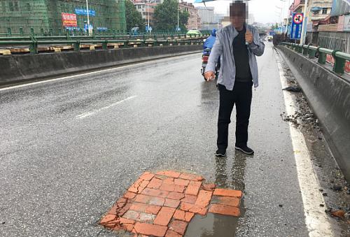 路面坑不平骑车人摔伤,因为路有坑骑车摔跤了