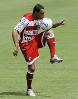 盘球大师德尼尔森骑单车,德尼尔森盘球大师图片