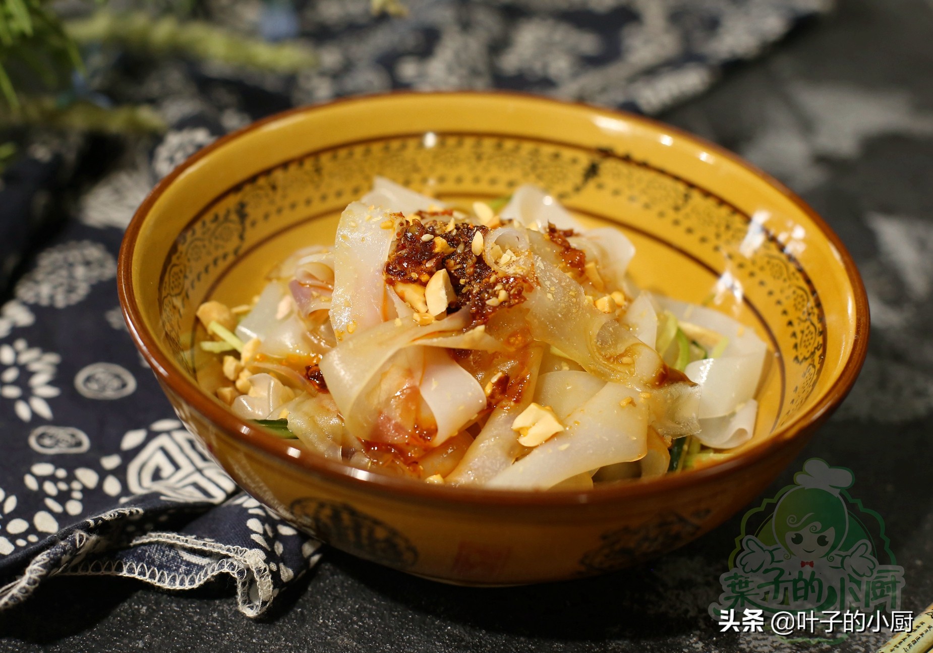 又到了吃凉皮擀面皮的季节,凉皮又软又劲道