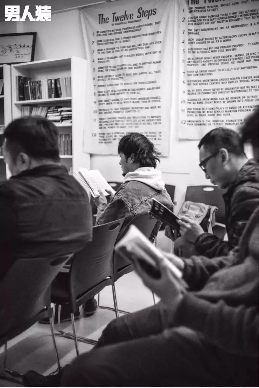 探秘“戒酒会”:这里有一群嗜酒如命的疯子