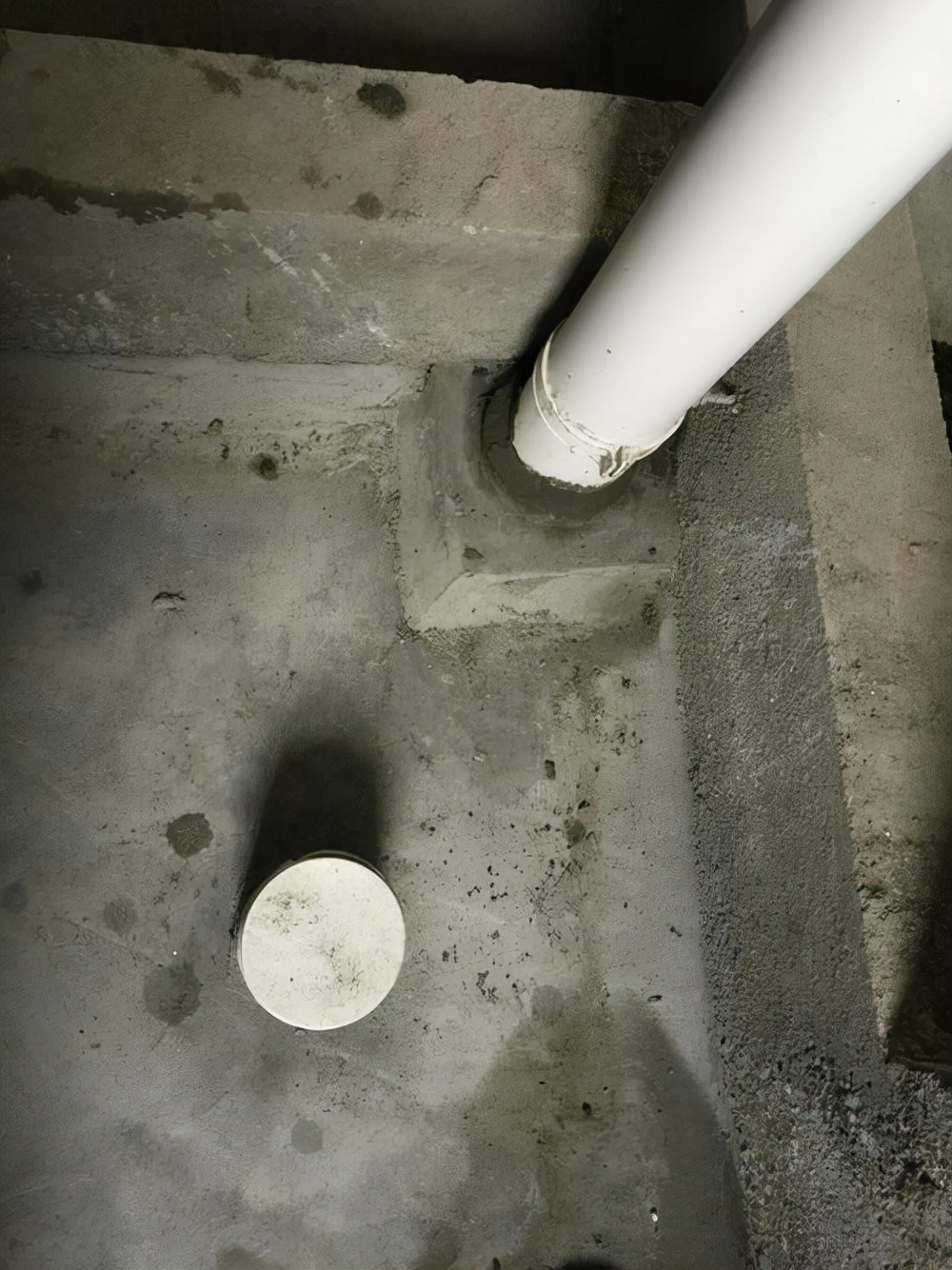 卫生间排水管孔怎么补才不漏水,楼上卫生间排水管漏水怎么处理