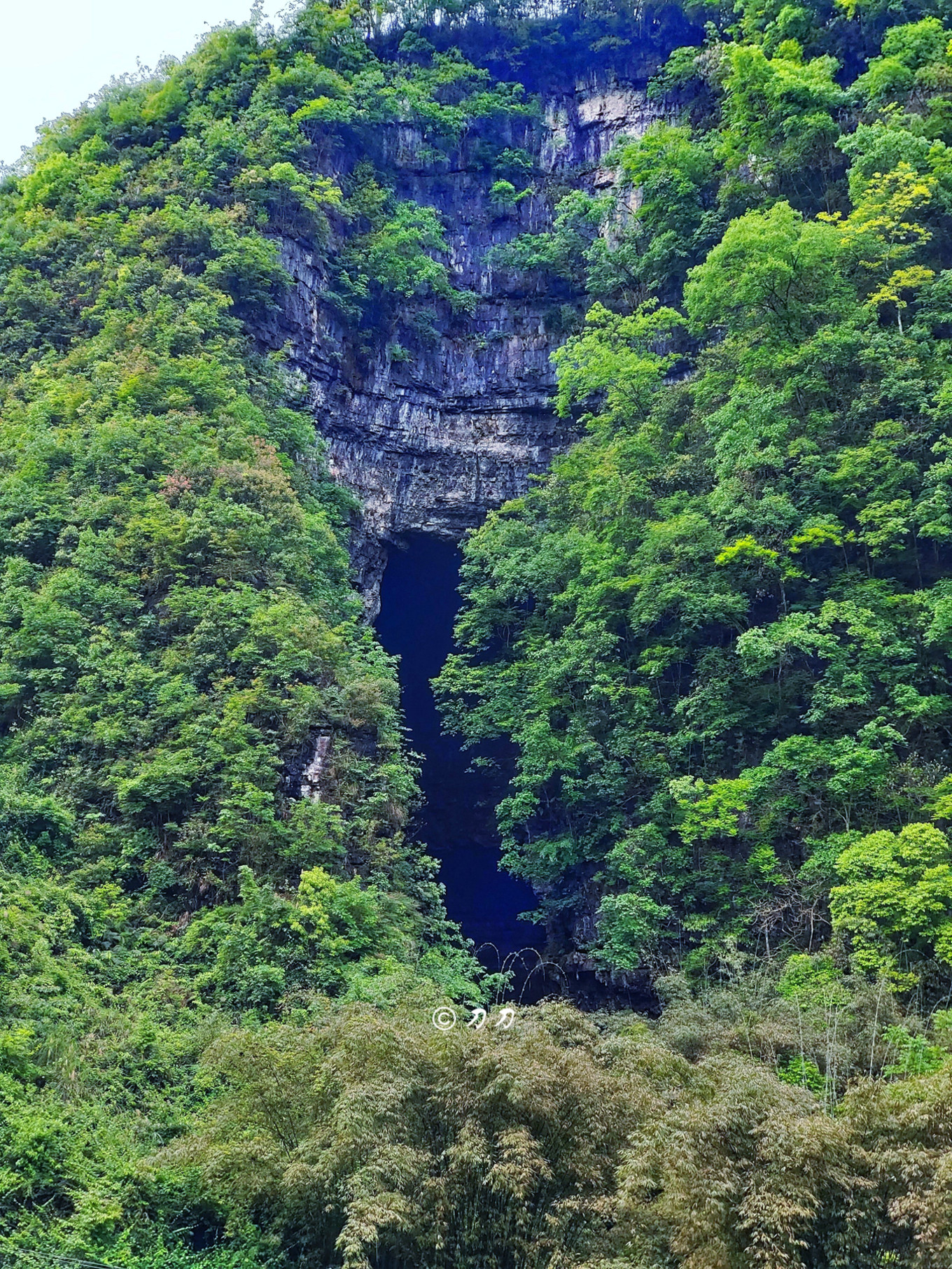 绳降是一种体验式的旅行，一种冒险