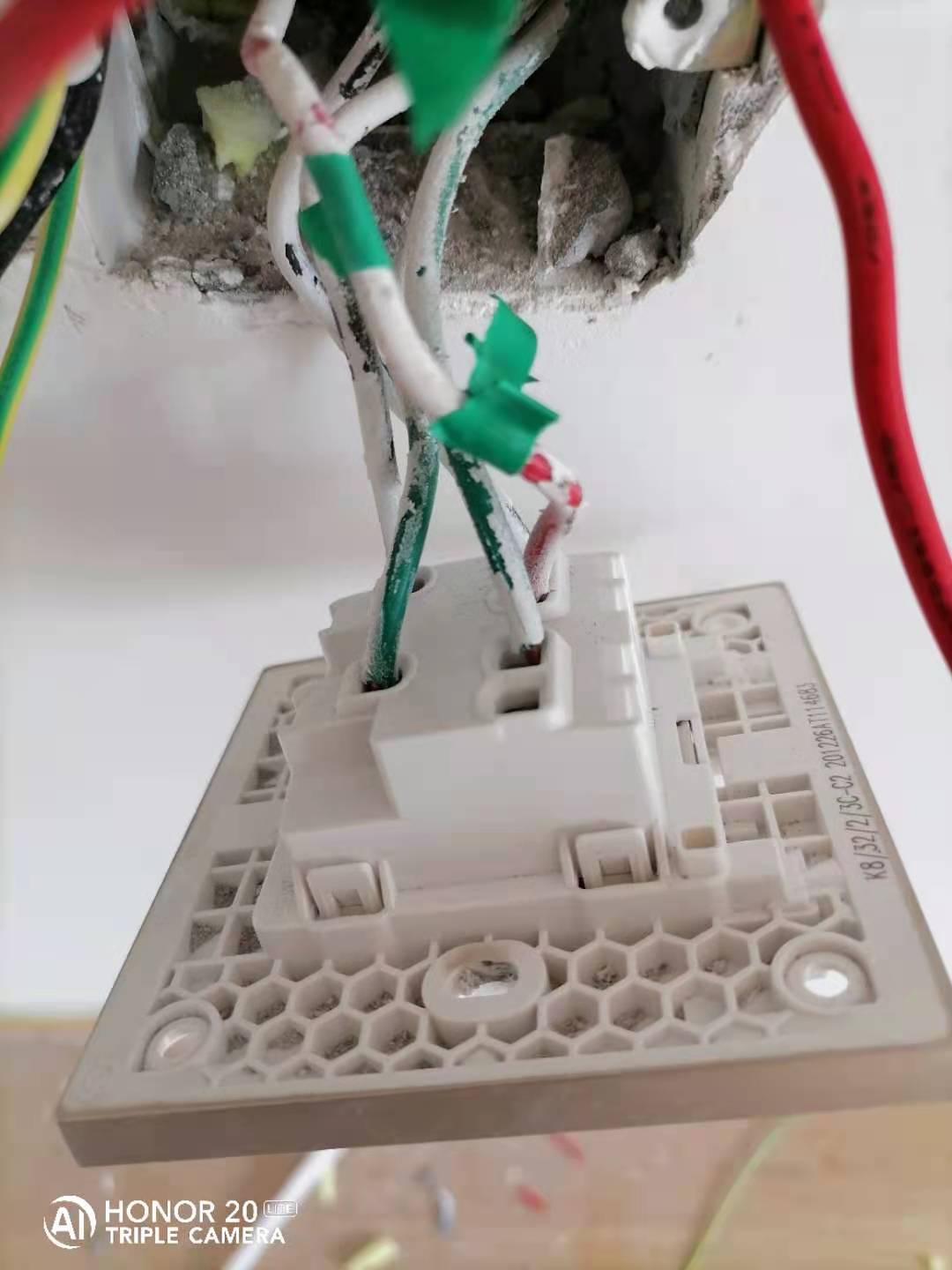 插座位置不对瓷砖贴好怎么移动,精装房的插座怎么改动