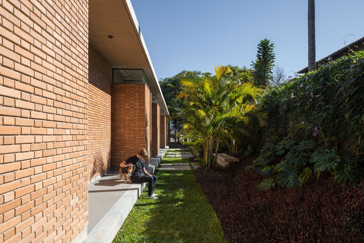 巴西利亚原始的清水混凝土与红砖打造的别墅