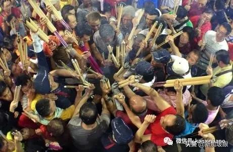 单身狗发红包“不吉利”，见人送橘子，新加坡春节规矩这么多