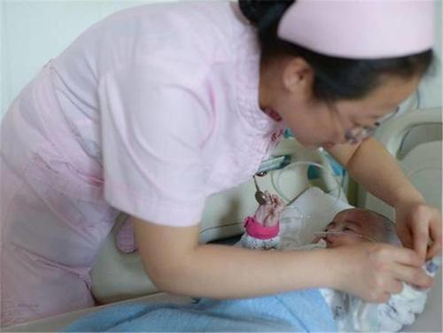 40天宝宝出现“猪毛风”，细心宝妈拔掉黑刺，反被医生怒斥太无知