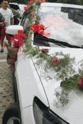 新娘开心的搞笑视频,搞笑gif开心一刻女司机上车