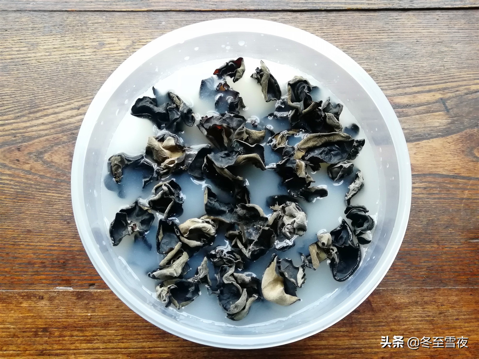 泡发干木耳用冷水还是热水好？教你这样做，泡发的口感好，营养好