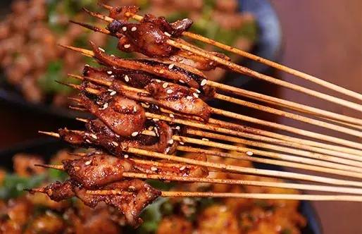 撸着串听着歌,这家火爆曲靖的BBQ才是你啤酒、烧烤的圣地!