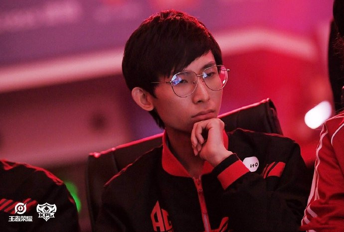 梦泪直播说要上场打退役之战了,ag梦泪首次被替换下场