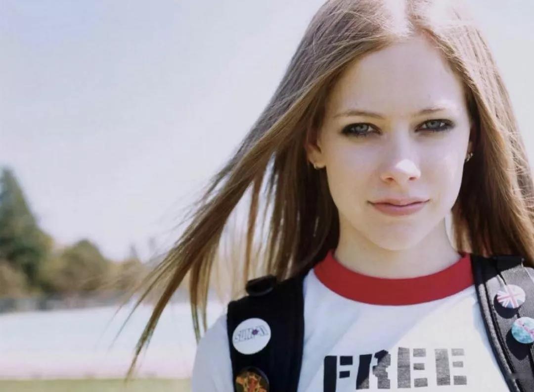 18岁红透全球却因患病失联，被揣测去世后涅槃重生，她叫艾薇儿