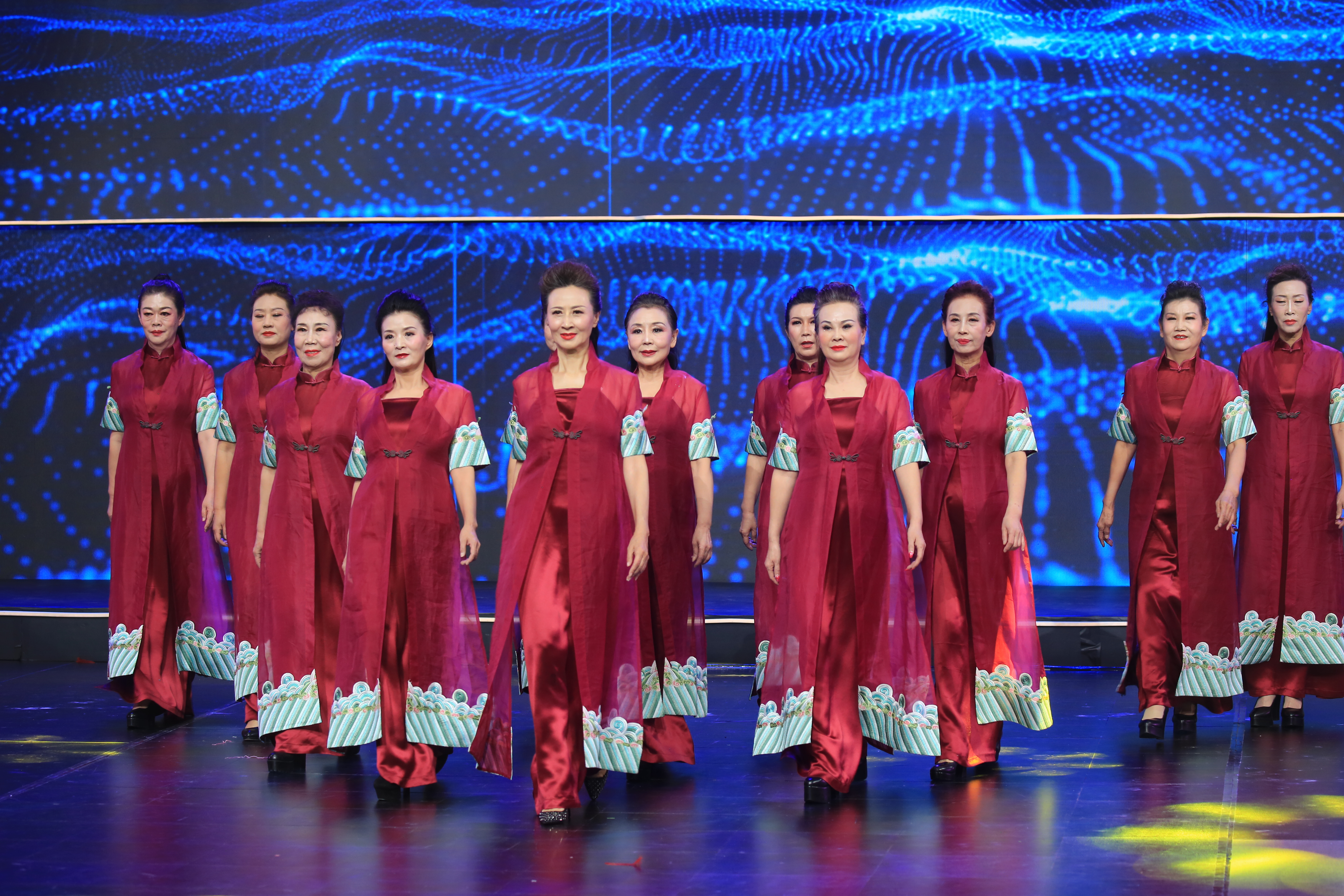 哎哟，你眊眊人家，太年轻了！攒劲得很么