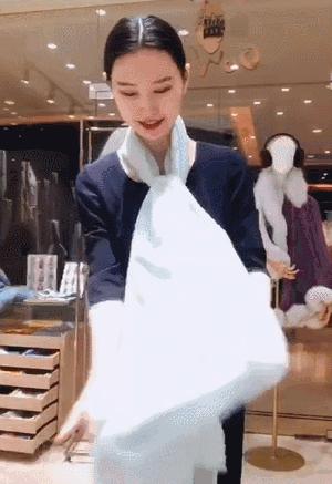 羊绒围巾这样戴简单又时尚,丝绸面料的围巾的系法