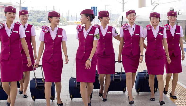 高铁上乘务员工资多少钱一个月,高铁乘务员每月工资