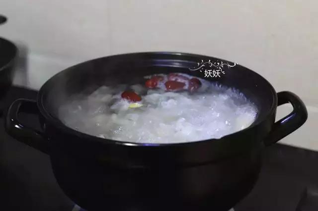 怎样煮银耳汤好喝又不粘稠,如何炖银耳汤才能软糯