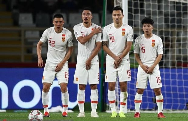 国足0:3韩国裁判被判点球,中韩男足0比3争议黄牌