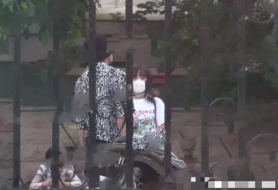 贾乃亮现李小璐住所新闻,贾乃亮直播间解释李小璐