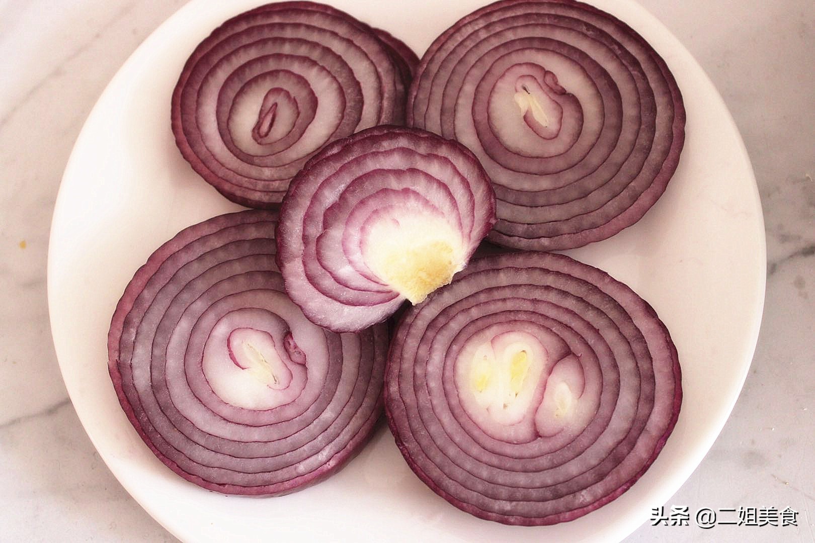 切洋葱辣到眼睛怎么缓解,怎么切洋葱不会被辣眼睛