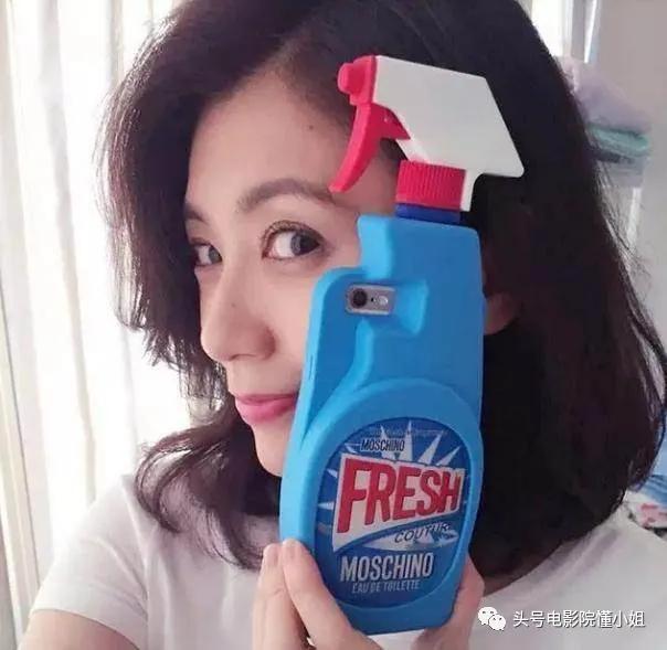 明星手机壳泄密:那英骂人名言火了,杨幂买9.9元便宜货,悲剧了