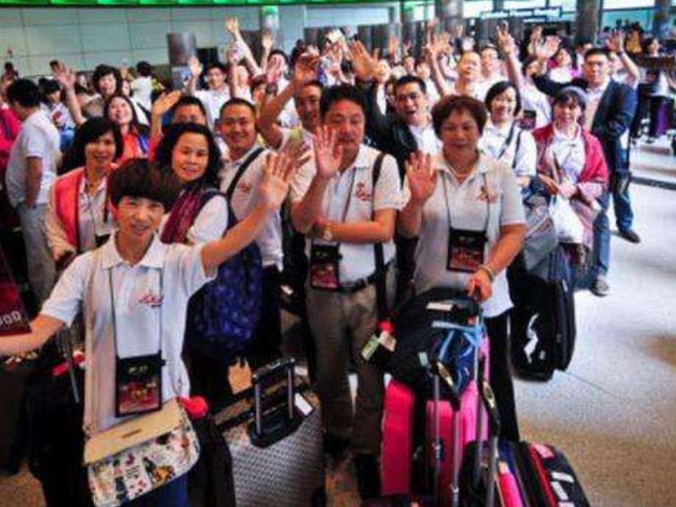 在中国3块钱买的，换个包装3万卖给中国人，中国的“冤大头”真多