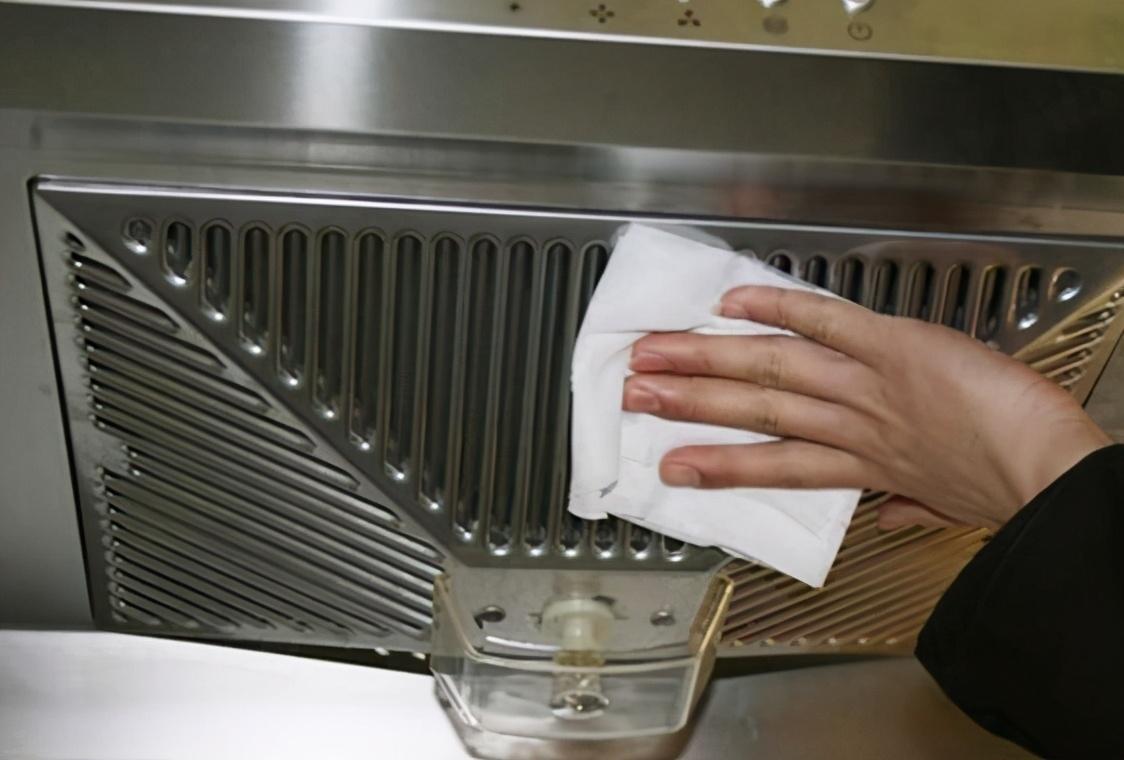 油烟机清洗小技巧方法图解,清洗油烟机一喷一擦轻松搞定