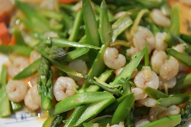 河南上蔡：诞生“芦笋王”单棵拍卖300元