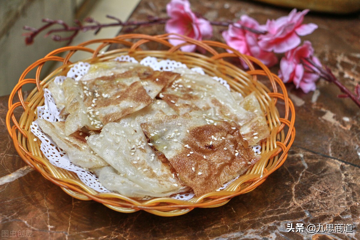 小伙摆摊卖千层饼,小伙摆摊卖鸡蛋饼三年