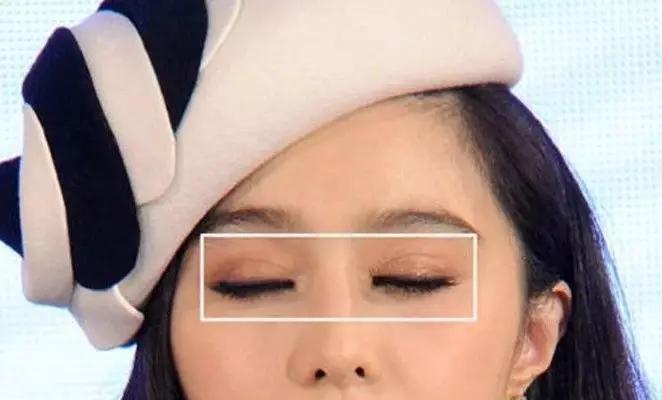 王一博和大张伟戴发带的照片,王一博耍帅大张伟