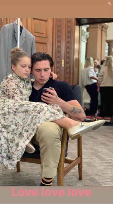 贝嫂单手抱小七的图片,贝嫂带小七走秀