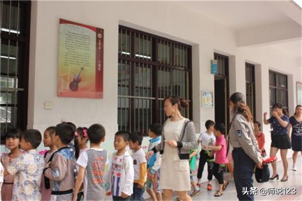 怎么举报校长不放学籍,校长不愿意收男孩上学