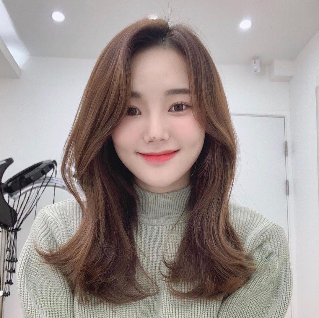 女生流行发型中长卷发图片,2022流行中长卷发免打理