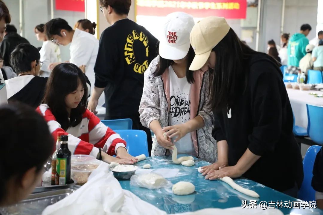 吉林动画学院18周年庆,校长和学生包饺子视频