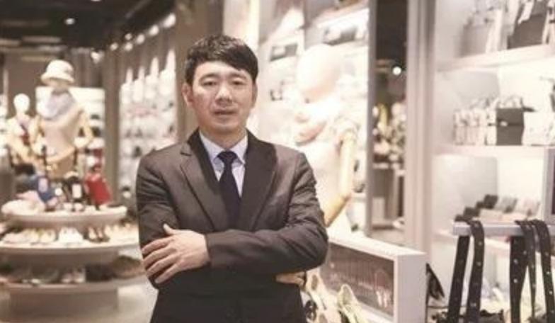 穷小子摆摊卖鞋,穷小伙卖鞋