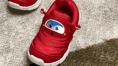 小朋友穿小黄鸭鞋子,小朋友穿小鞋