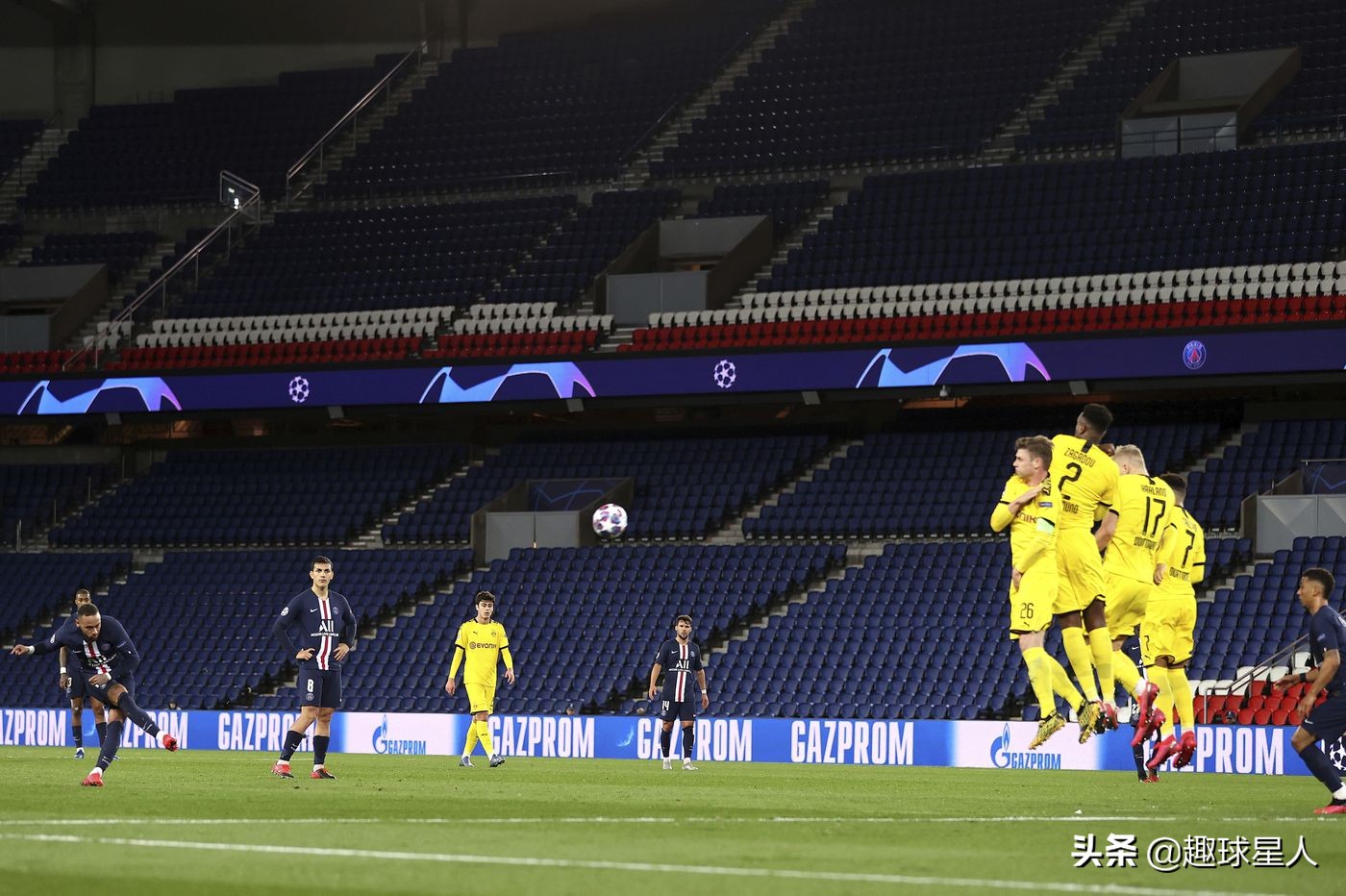 辣眼神操作，韩国足球联现场赛没观众，充气“美女”来凑数