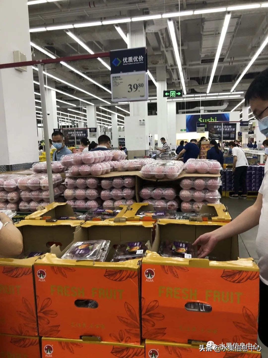 中秋节前，走访两家水果零售店，水果标准化在这里体现的淋漓尽致