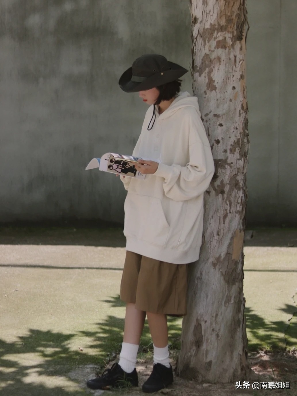 时髦的女人都穿卫衣减龄又好看,女生一定要了解的卫衣经典搭配