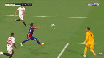 前锋客串门将并且做出精彩扑救,客串门将西甲