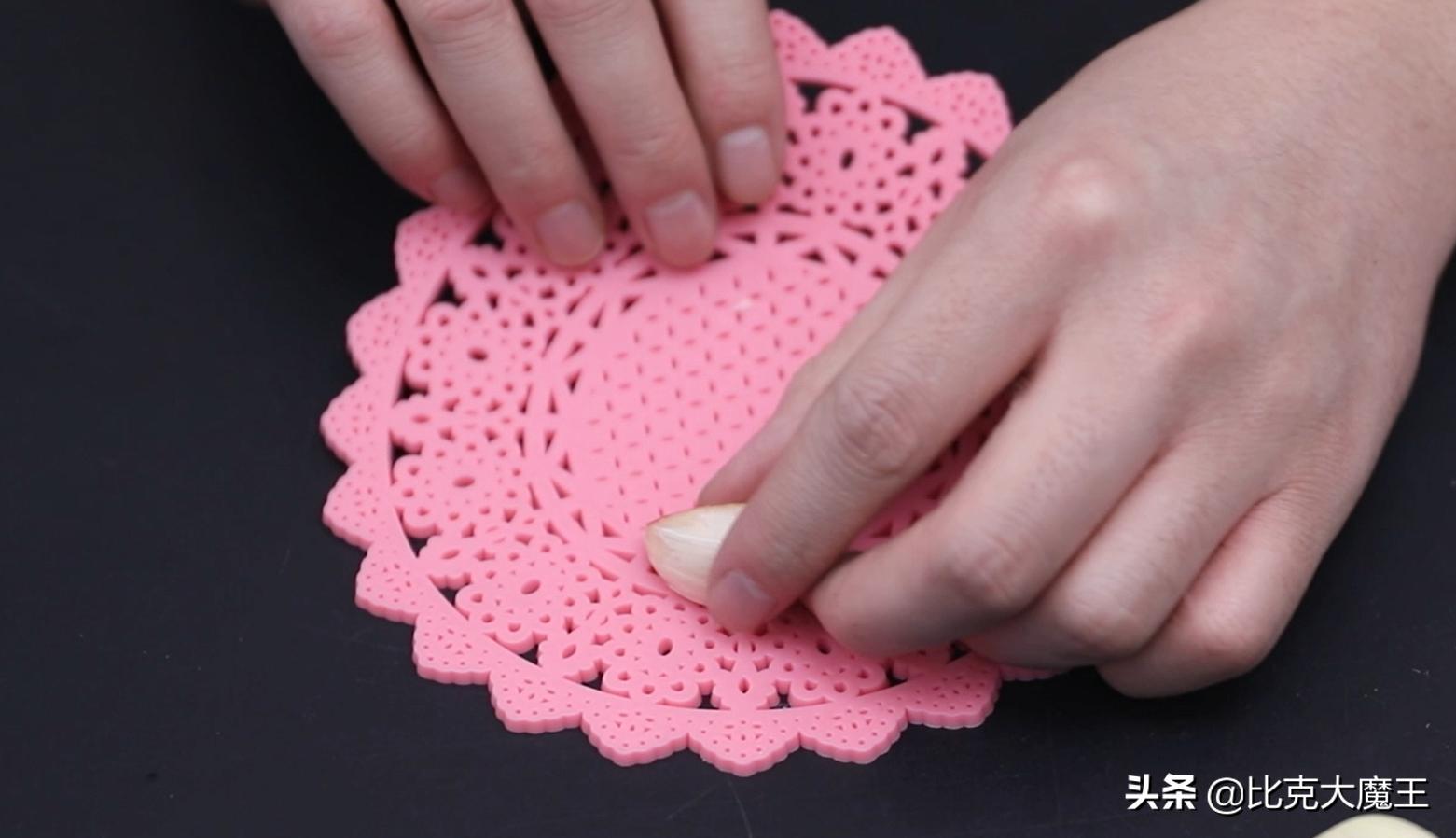 剥大蒜还有简单技巧，只需轻轻一搓，大蒜皮自动脱落，太方便了