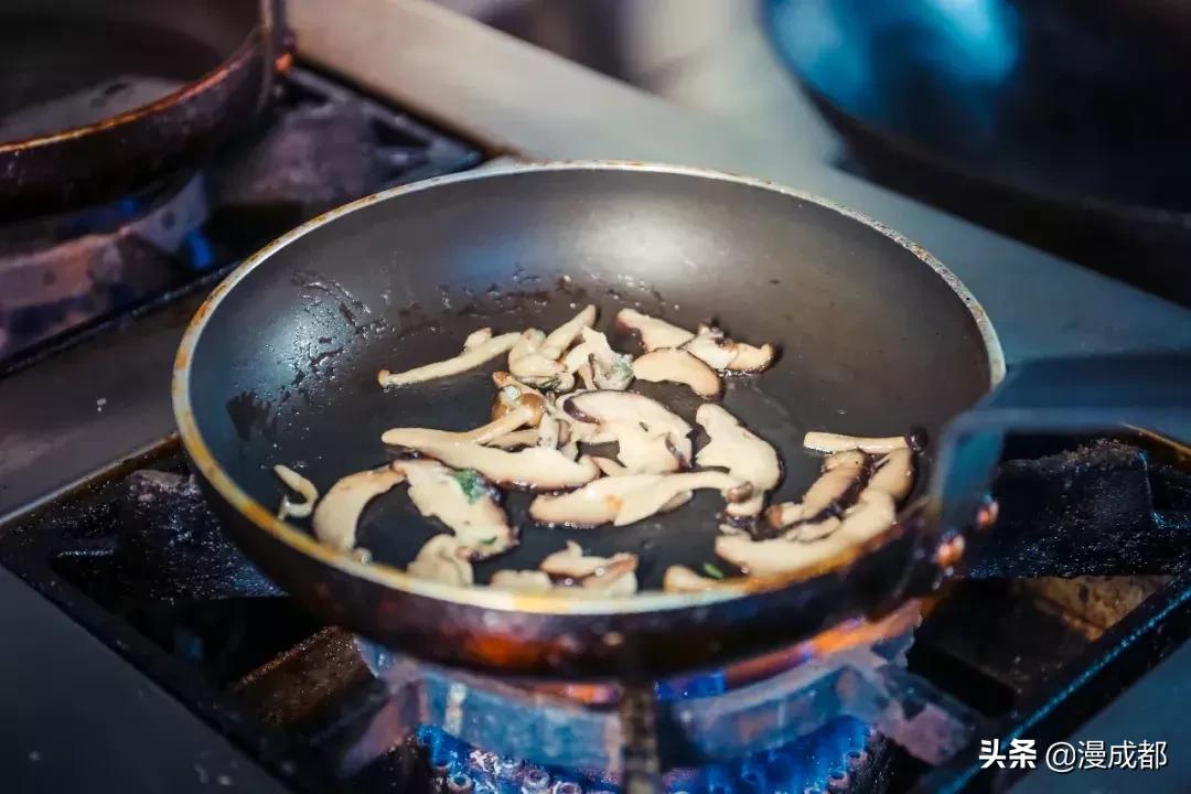 漂洋过海来成都，这对情侣将极致美食开在最不起眼的地方