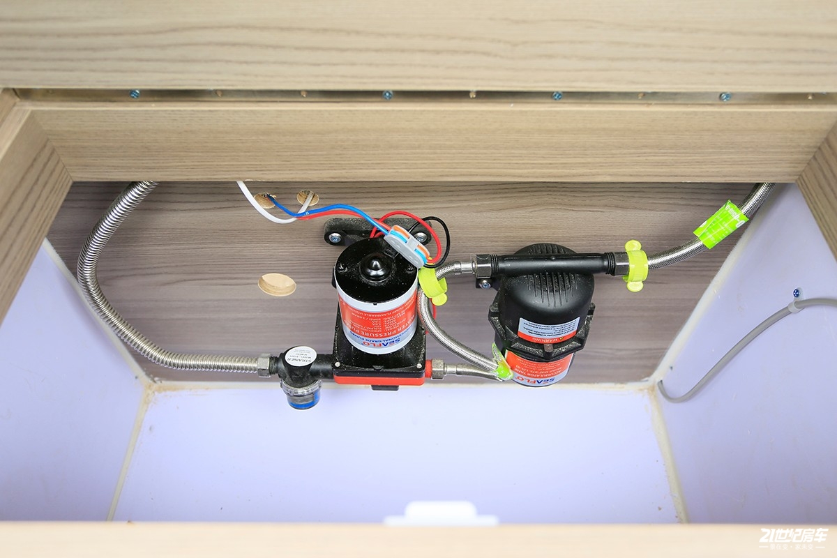 性价比入门房车,新飞国六平头轻卡房车