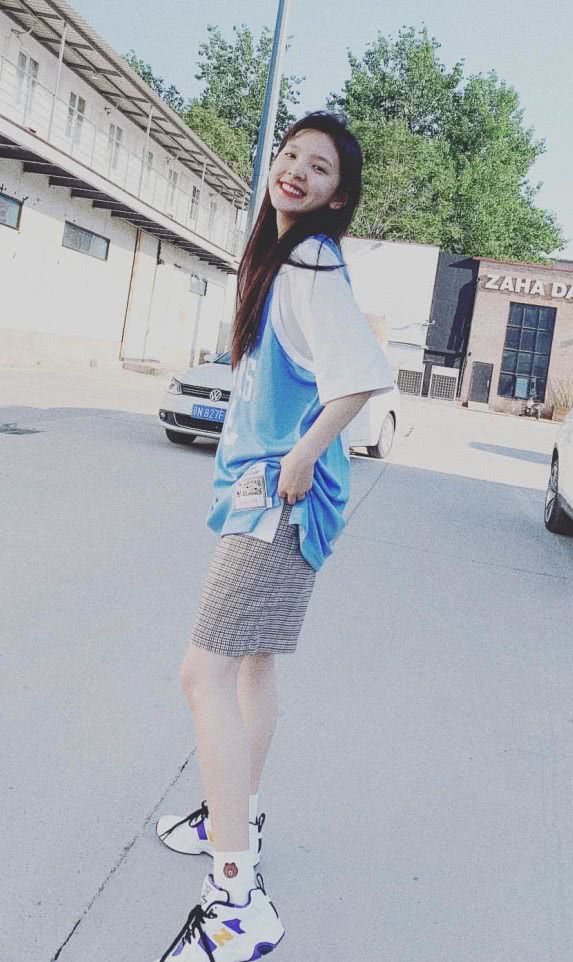 章若楠被男明星夸可爱,被章若楠穿搭圈粉