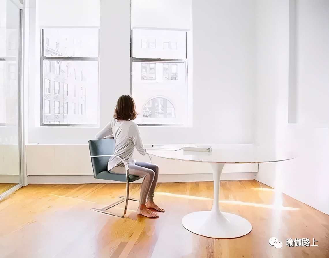 办公室瑜伽缓解全身疲劳,适合办公室健身瑜伽初级教程