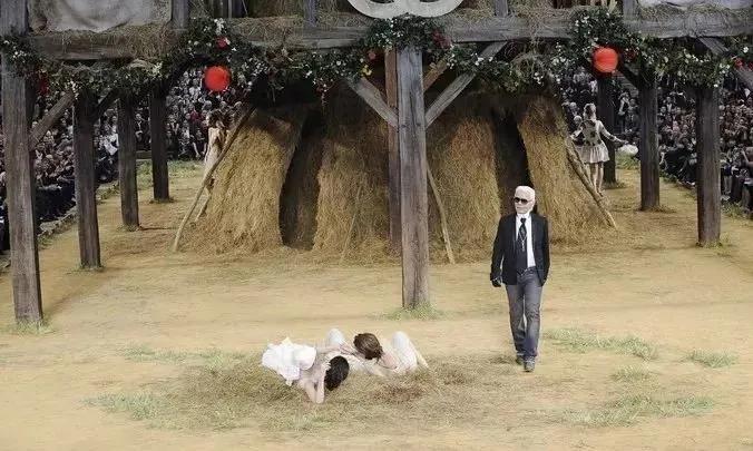 颠覆传统设计的时装秀,让你惊艳的时装秀场布置